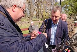 Niespodziewane spotkanie posłów. Czarnecki z barankiem, Halicki z baziami