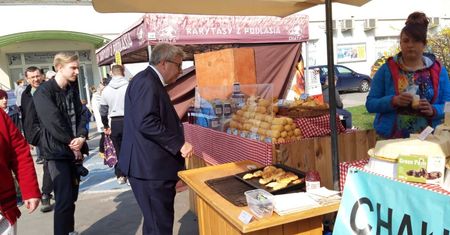 Czarnecki sam kupuje w niedzielę. Pochwalił się w internecie