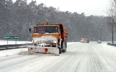 Śnieg sparaliżował ruch na drogach całego kraju