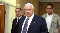Premier Izraela Ariel Szaron w drodze na posiedzenie gabinetu