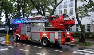 Akcja służb w alei Jana Pawła II w Warszawie. Z wieżowca spada lód