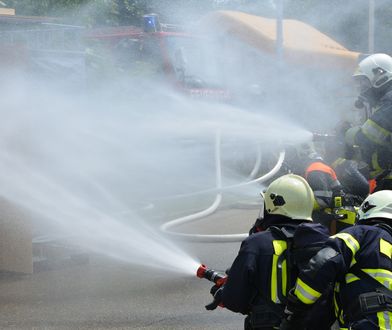 Pożar w Straszewach. Płonie hala, dwie osoby są poszkodowane