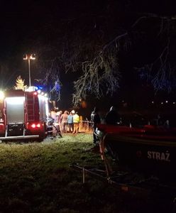 Wypadek w Sarbiewie. Koparka wpadła do stawu