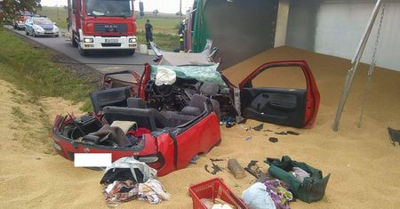 Tragiczna śmierć na Dolnym Śląsku. Tir ze zbożem przewrócił się na nissana