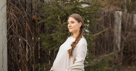 "Miałam niemalże psychozę" i "wyglądam jak małolata". Czemu Polki ukrywają ciążę