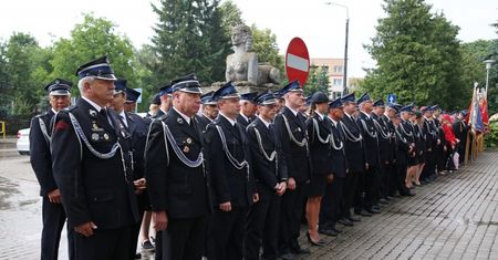 Strażacy mokli w deszczu. Czekali na przyjazd wiceministra Zielińskiego
