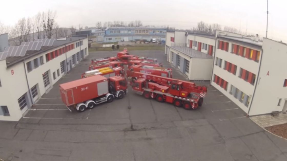 Strażacy ustawili wozy w kształcie choinki