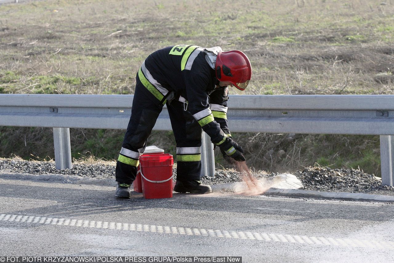 Pożar ciężarówki na A2. Na drodze 20 ton paszy