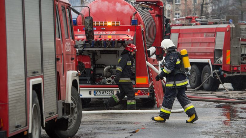 Pożar gasi 18 zastępów straży pożarnej. Na miejsce wezwano także grupę chemiczną