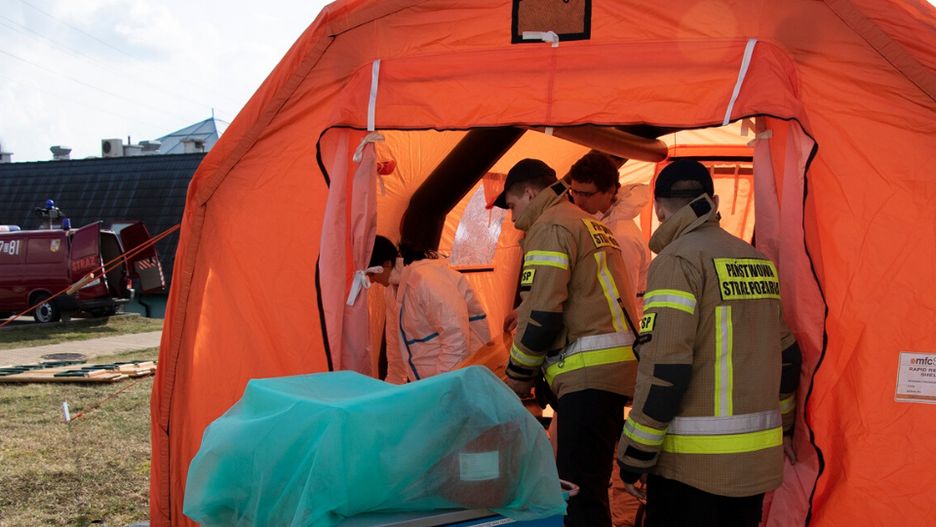 Trzy namioty stanęły w piątek przy szpitalu na ulicy Koszarowej. Będą w nich wykonywane badania wstępne osób podejrzewających zarażenie koronawirusem.