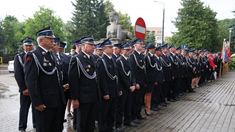 Strażacy musieli w deszczu czekać na wiceministra Jarosława Zielińskiego
