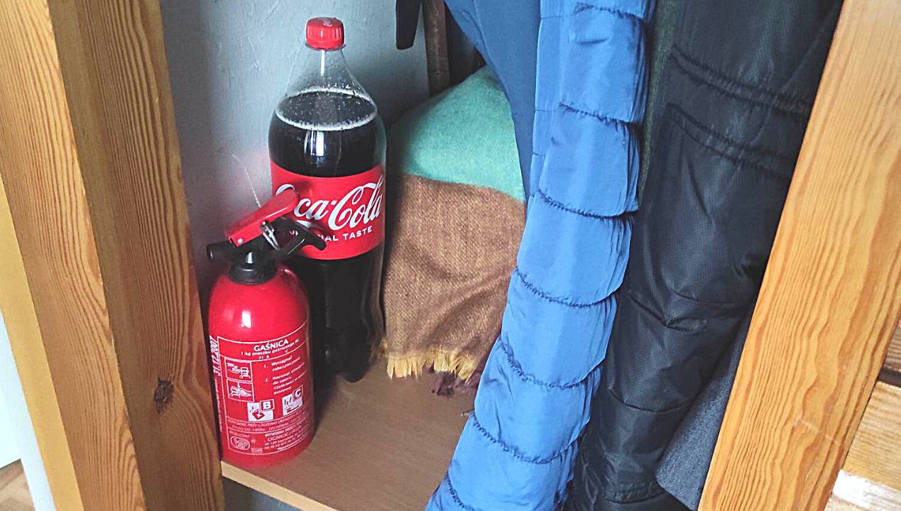 Zawsze trzymam jedną butelkę Coca-Coli w szafie dla własnego bezpieczeństwa