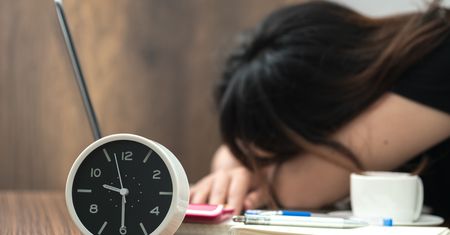 Zmiana czasu 2019. Kiedy dokładnie nastąpi i co będzie oznaczała dla pracowników na nocnej zmianie?