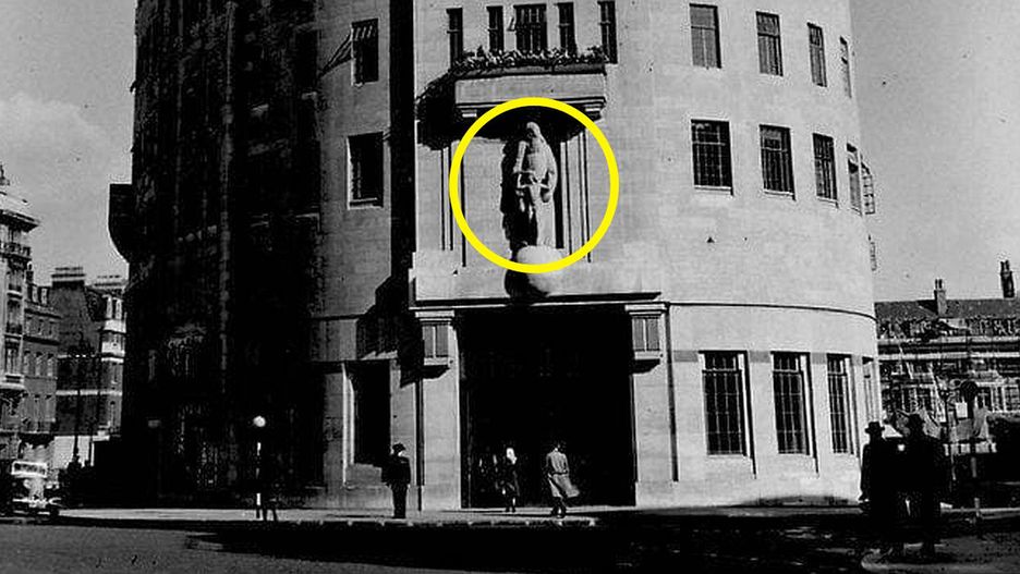 Historyczna siedziba BBC z zaznaczoną rzeźbą o mocno kontrowersyjnej symbolice