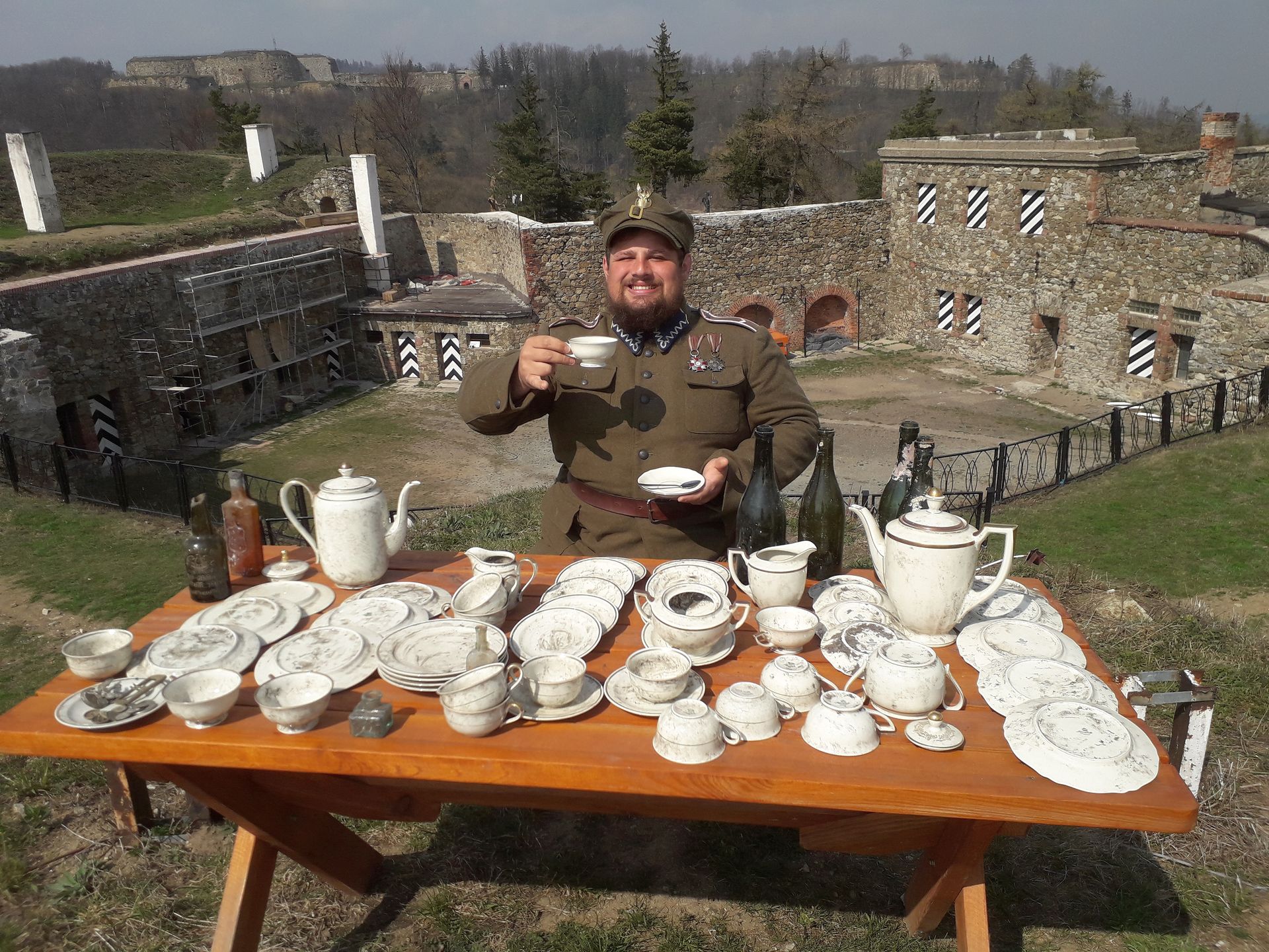 Jakub Kasiński, który jako pierwszy postanowił poczuć smak kawy z zabytkowej porcelany