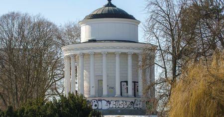 Wandale zniszczyli budowlę w Ogrodzie Saskim z połowy XIX wieku
