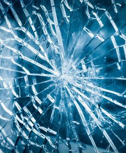 Pomoc w razie wypadku. Wybijanie szyby do wnętrza i na zewnątrz