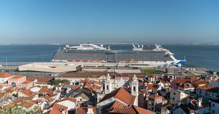 Emeryci aresztowani na statku w Portugalii. Szmuglowali kokainę
