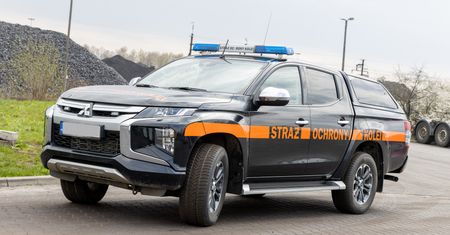 Pijany kierowca wjechał do rowu przy szlaku kolejowym. Pomocy udzielili mu funkcjonariusze SOK