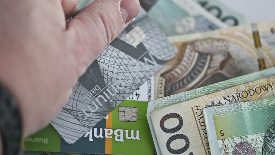 Okazuje się, że pracownicy ministerstw nadal chętnie korzystają z kart kredytowych.