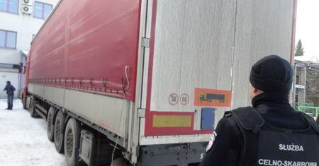 Rodzina z Syrii ukryła się w ciężarówce z częściami do klimatyzatorów. Chcieli wjechać do Polski