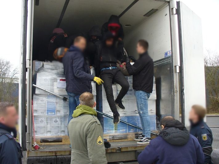 Uchodźcy w ciężarówce na niemieckiej granicy. Przemytnicy ich oszukali