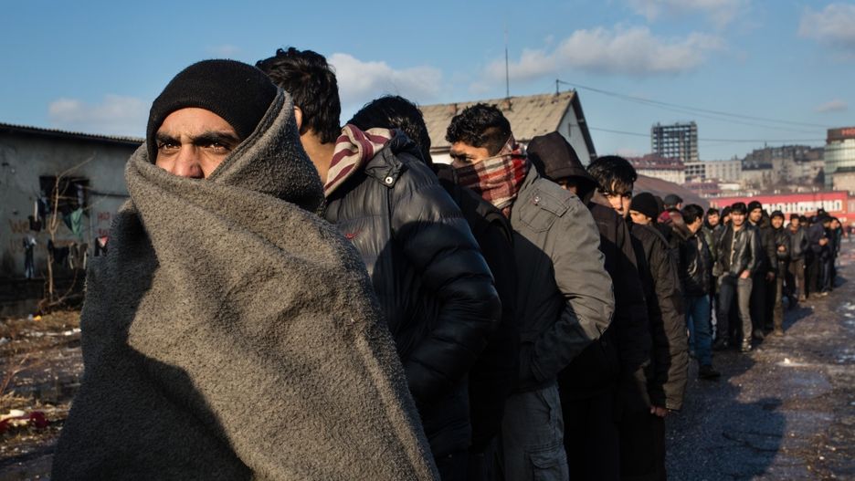 Uchodźcy z Syrii na tyłach dworca kolejowego w Belgradzie