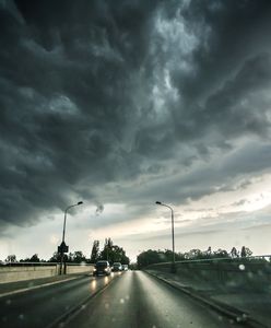 Podtopione domy i powalone drzewa. Synoptycy ostrzegają: To nie koniec nawałnic!