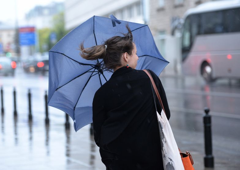 IMGW ostrzega przed porywistym wiatrem i marznącym deszczem