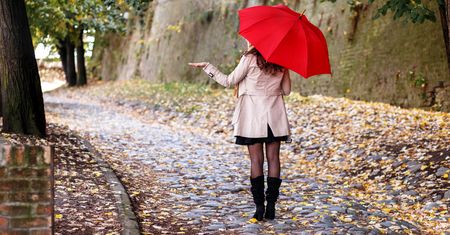 Niezniszczalny parasol istnieje? Na te cechy powinnaś zwracać uwagę