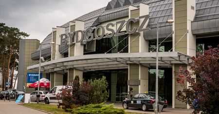 Bydgoszcz. Przez niewybuchy na lotnisku wstrzymano loty. Ruch jest już wznowiony