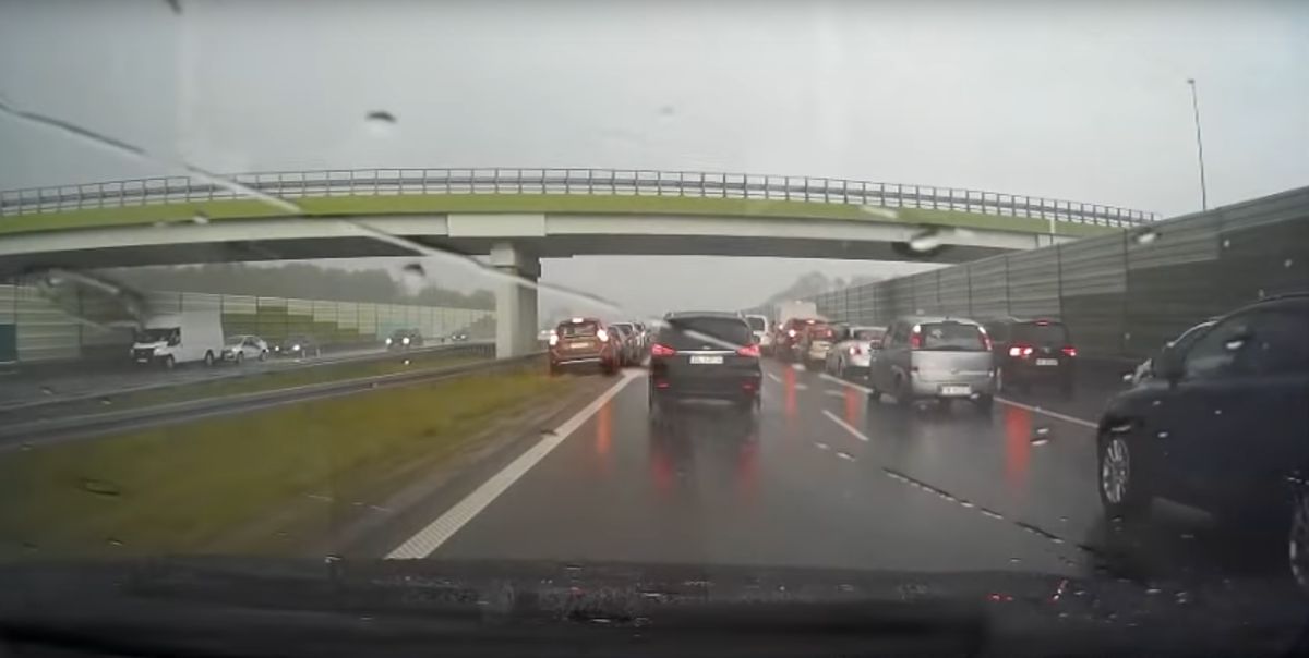 Opady wstrzymują ruch na autostradzie. Takie rzeczy tylko w Polsce