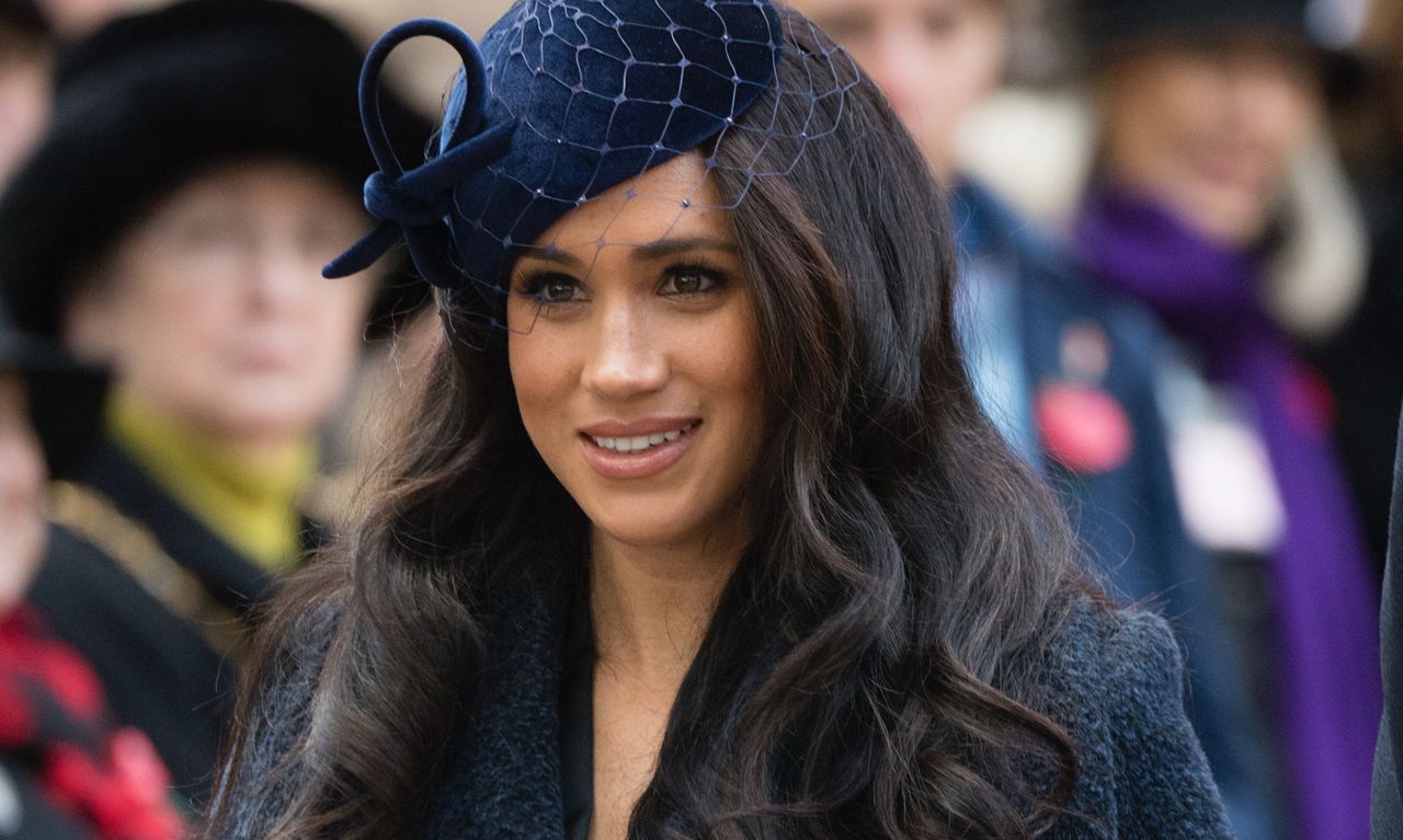 Meghan Markle w olśniewającym płaszczu. W sieciówkach znajdziemy tańszą replikę