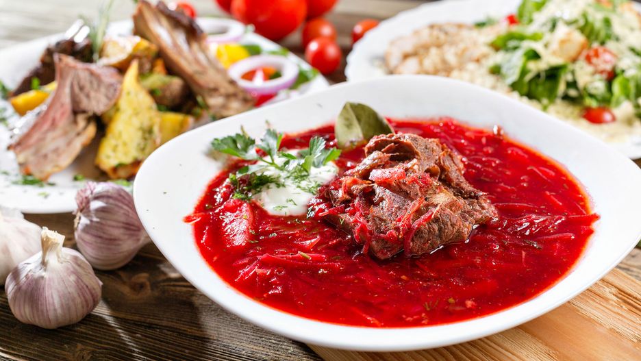 Zupa buraczkowa idealna na jesień. Podaj z mięsnymi kulkami
