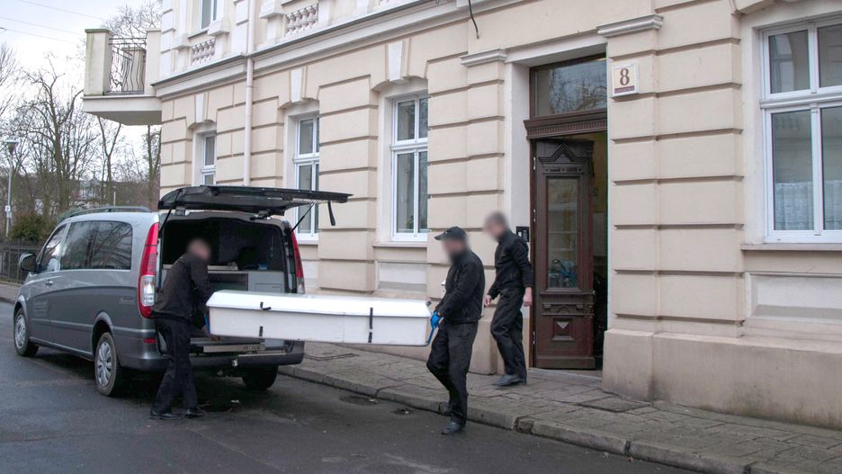 W środę wykonano dwie sekcje zwłok dzieci, znalezionych w mieszkaniu w Bydgoszczy