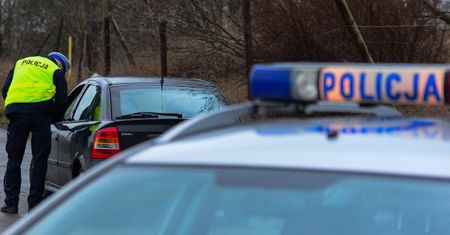 Pijany uderzył samochodem w… radiowóz