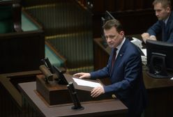 Przyjęto ustawę degradacyjną. Okrzyki w Sejmie: "precz z komuną"