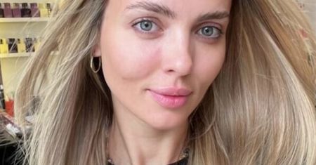 Marcela Leszczak na archiwalnym zdjęciu. Czarne włosy, grzywka i okulary. Tak wyglądała, zanim trafiła do show-biznesu