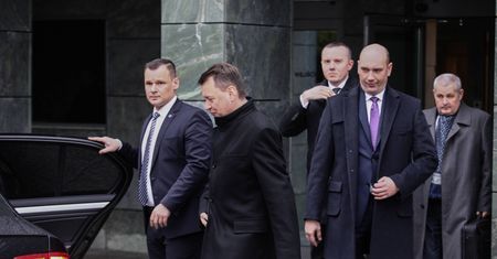 Zmiana szefa MON i "wraca normalność". Błaszczak nic nie robi sobie z obietnic Macierewicza