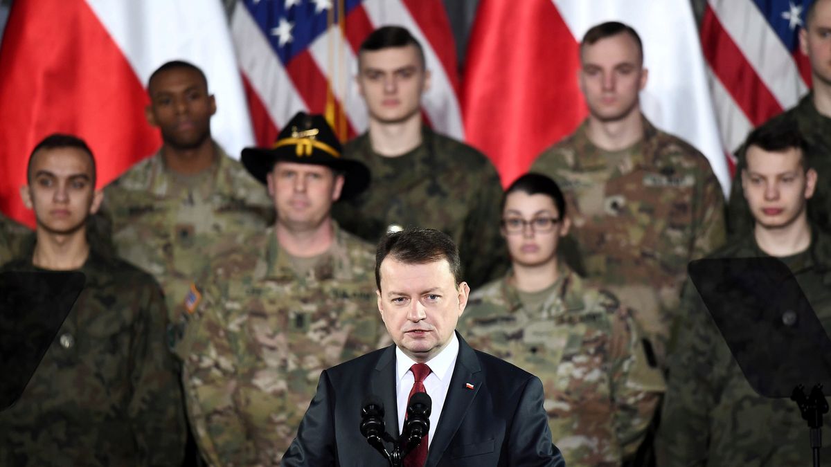 Mariusz Błaszczak podczas spotkania z wiceprezydentem USA Michaelem Pencem i amerykańskimi żołnierzami w Warszawie. 