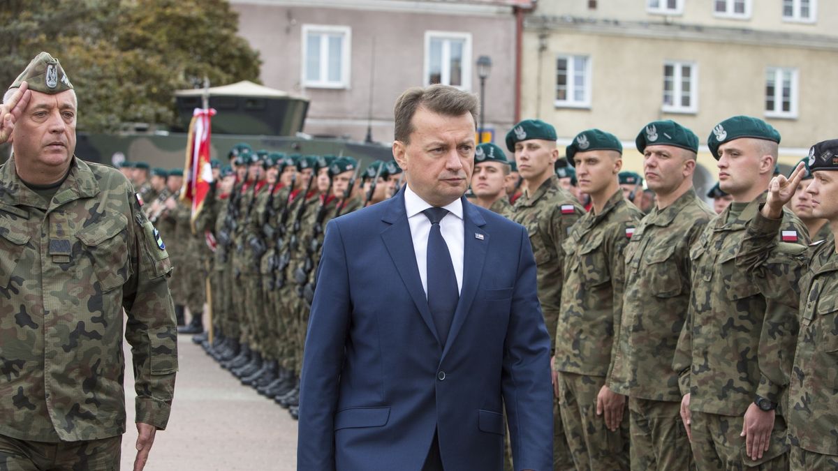 Szef MON Mariusz Błaszczak.obiecuje kolejne podwyżki dla żołnierzy zawodowych. Od 2020 r. średnio po 624 zł więcej