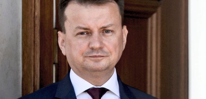 Mariusz Błaszczak inwestuje w pracowników. Chce, by umieli zachować się w towarzystwie