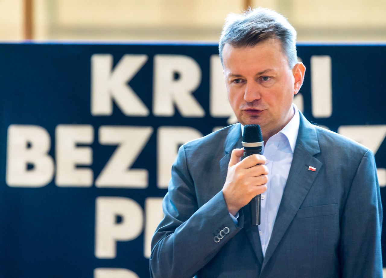 Służby inwigilują i zbierają haki na przeciwników? Mariusz Błaszczak zarzuca tygodnikowi atak na rząd