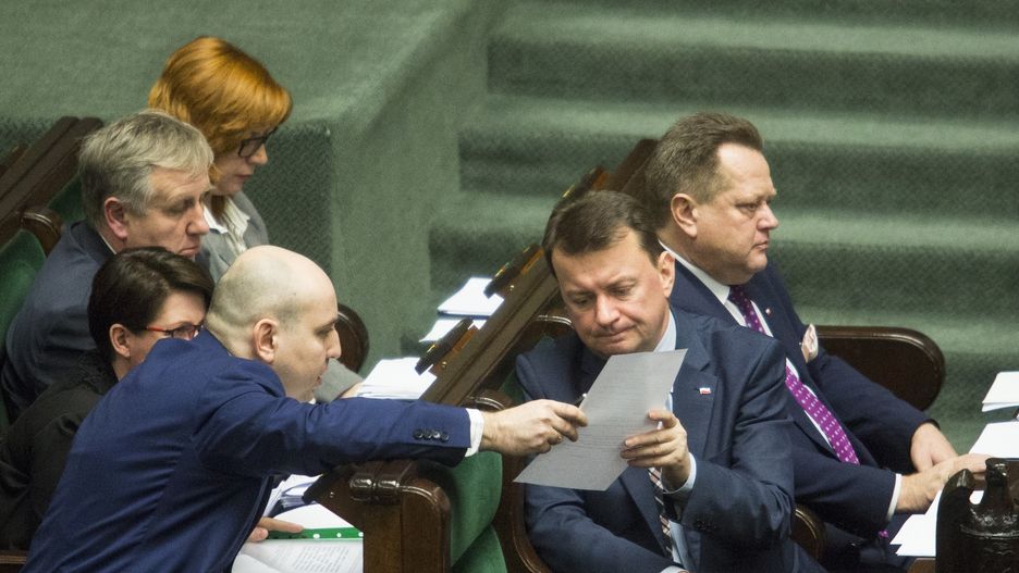 Szef MSWiA Mariusz Błaszczak i jego zastępca Jarosław Zieliński