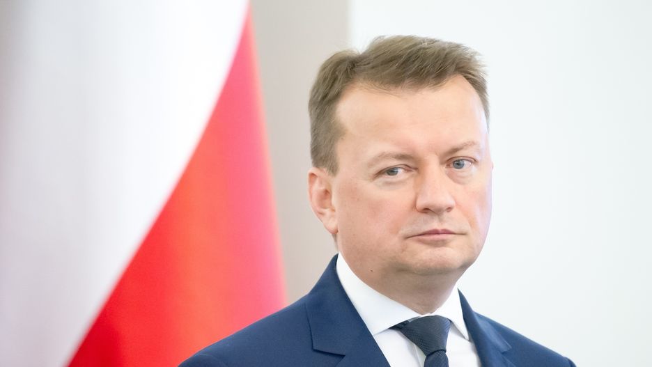 Szef MON Mariusz Błaszczak wielokrotnie krytykował "Wyborczą", ale na jego biurku ten tytuł się pojawi