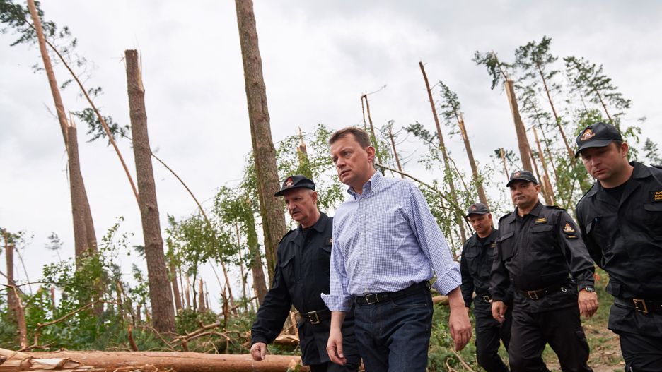 Mariusz Błaszczak odwiedza las  na Pomorzu po nawałnicy