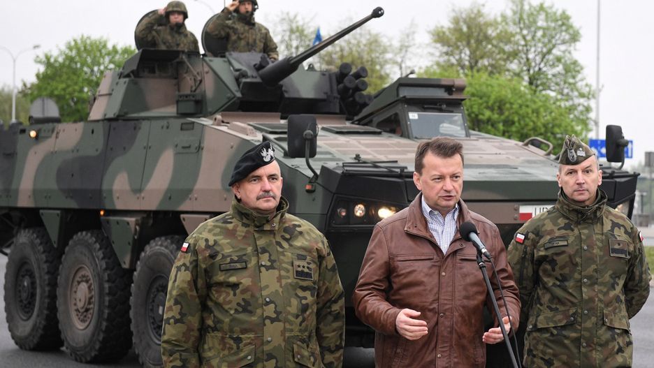 Szef MON Mariusz Błaszczak podczas próby generalnej przed defiladą 3 maja