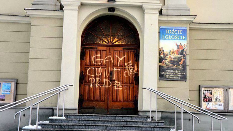 Napisy zauważono tuż przed pierwszym porannym nabożeństwem