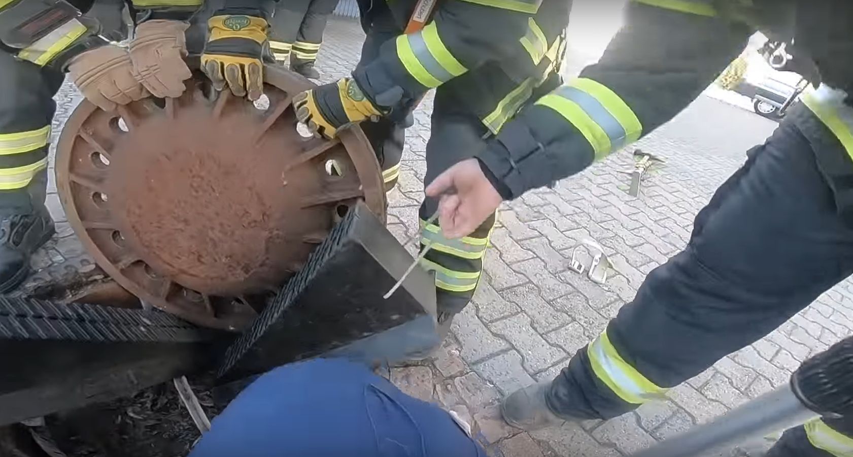 Niemiecka straż pożarna uratowała szczura z kanału