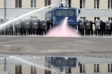 Policja prezentuje wyposażenie w związku ze szczytem